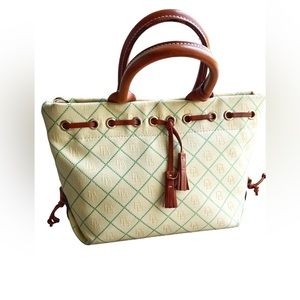 Vintage Dooney and Bourke handbag , Excellent Condition. Clean inside and out